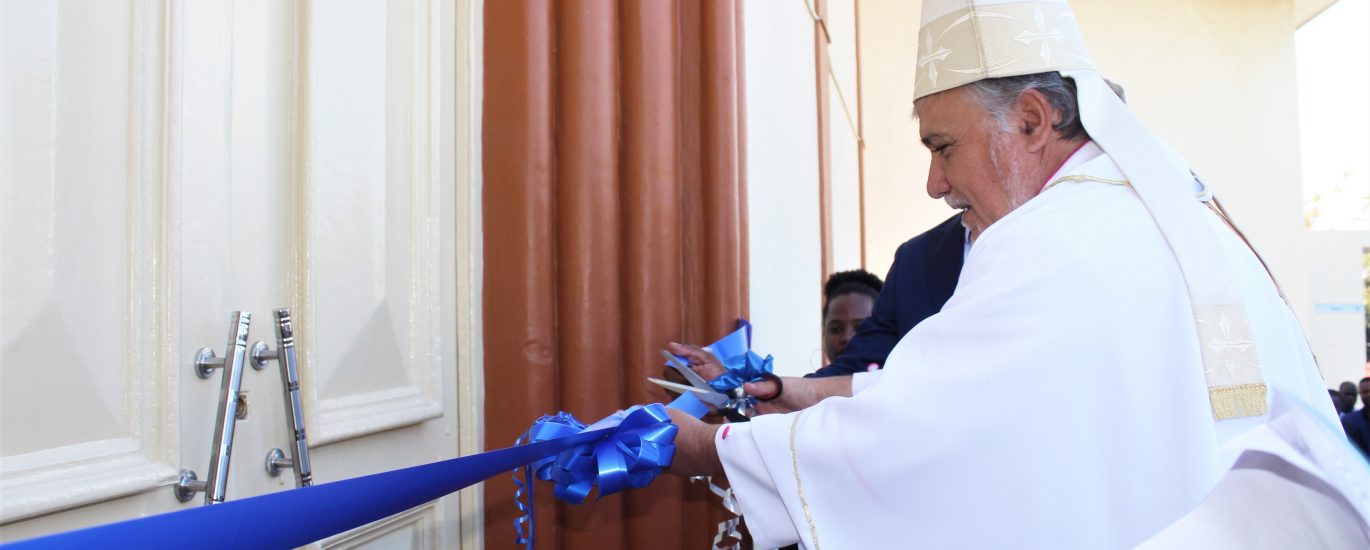 Dom Diamantino, inaugura a Igreja de Sao Tiago Maior