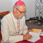 O Magno Chanceler da UCM autografando o livro